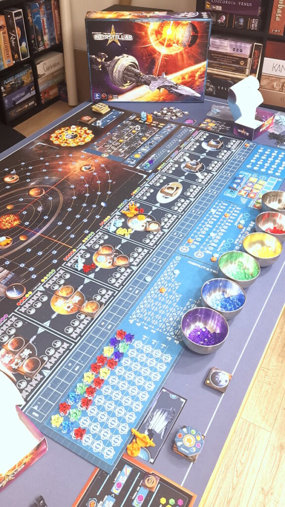 Une table de jeu prête à jouer à une partie de Starship Interstellar