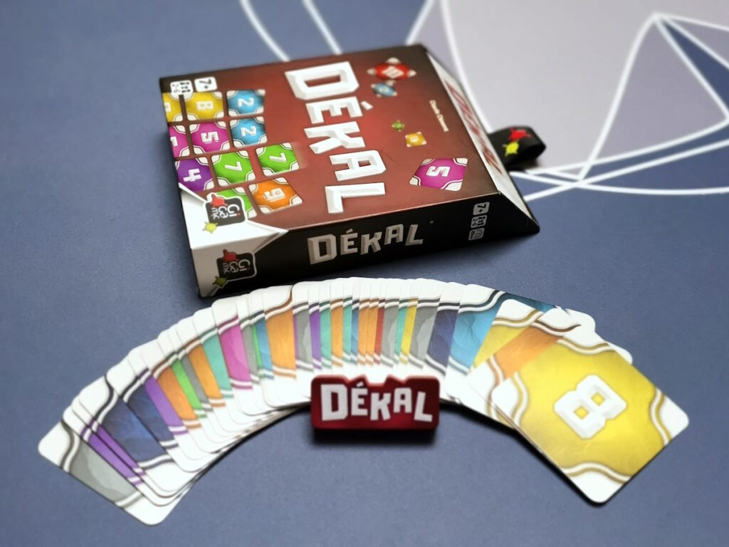 Les cartes carrées du jeu Dékal et le pion premier joueur