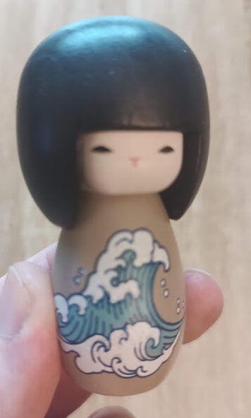 poupée Kokeshi dans haiku