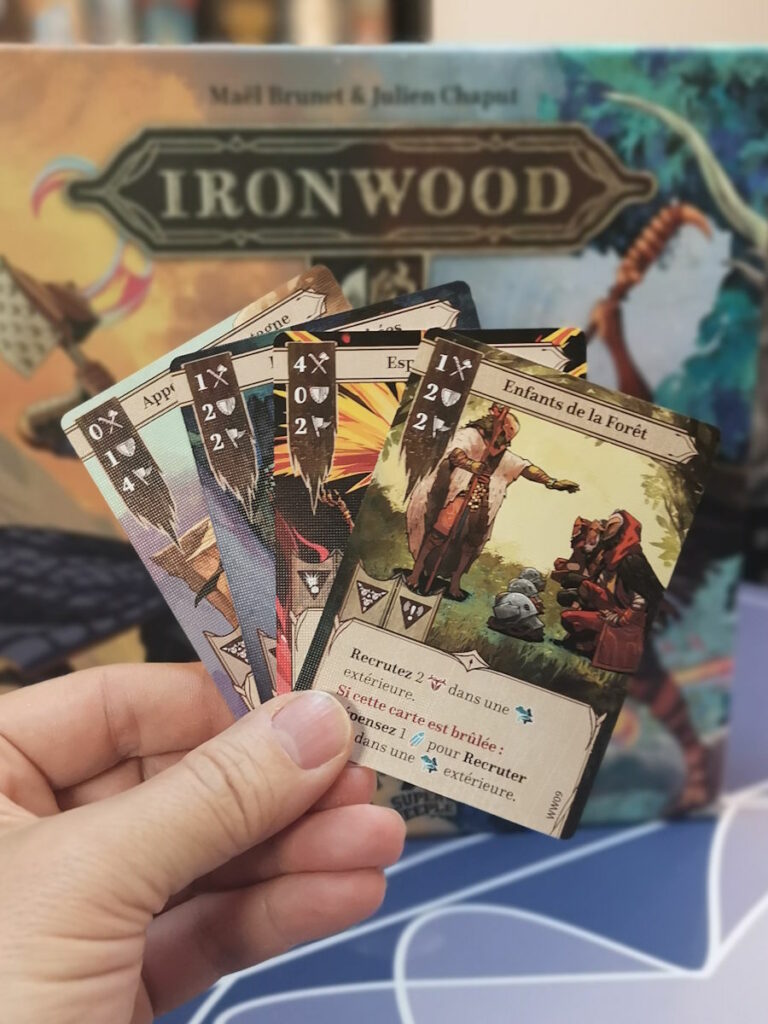 Quatre cartes Actions du joueur Rôdeurs, avec la boite d'Ironwood en fond