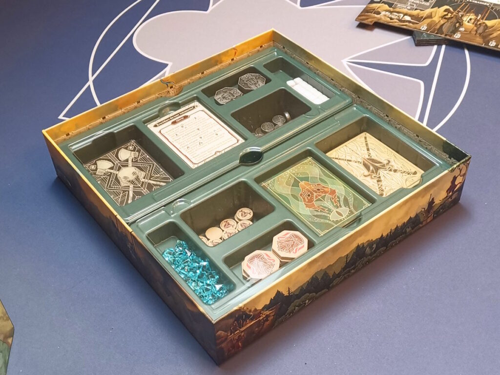 La boite du jeu avec les deux rangements pour le matériel de chaque joueur