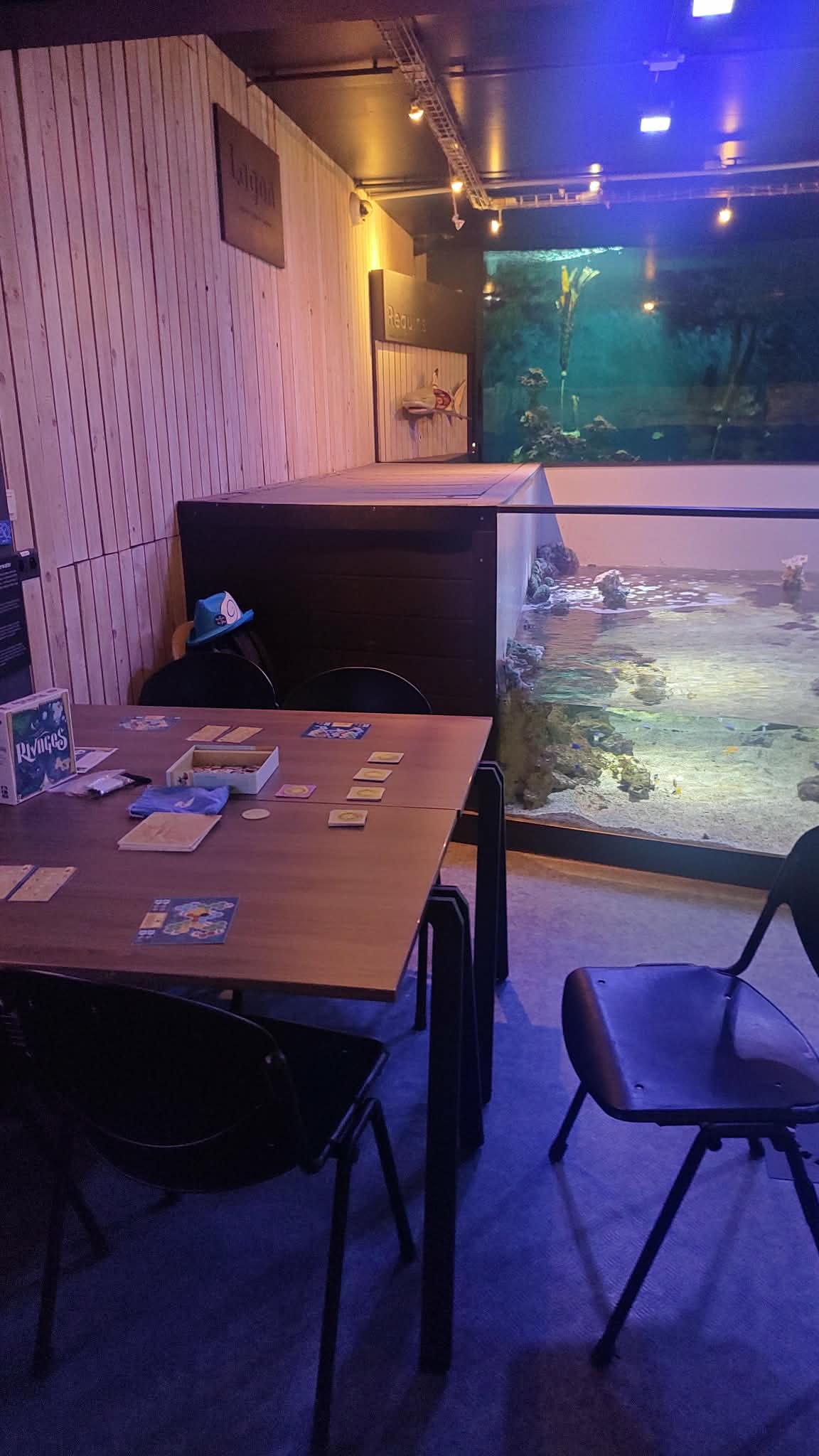 Ocean de Jeux 2026 - Vue sur les aquariums autour de la table de jeu Rivages
