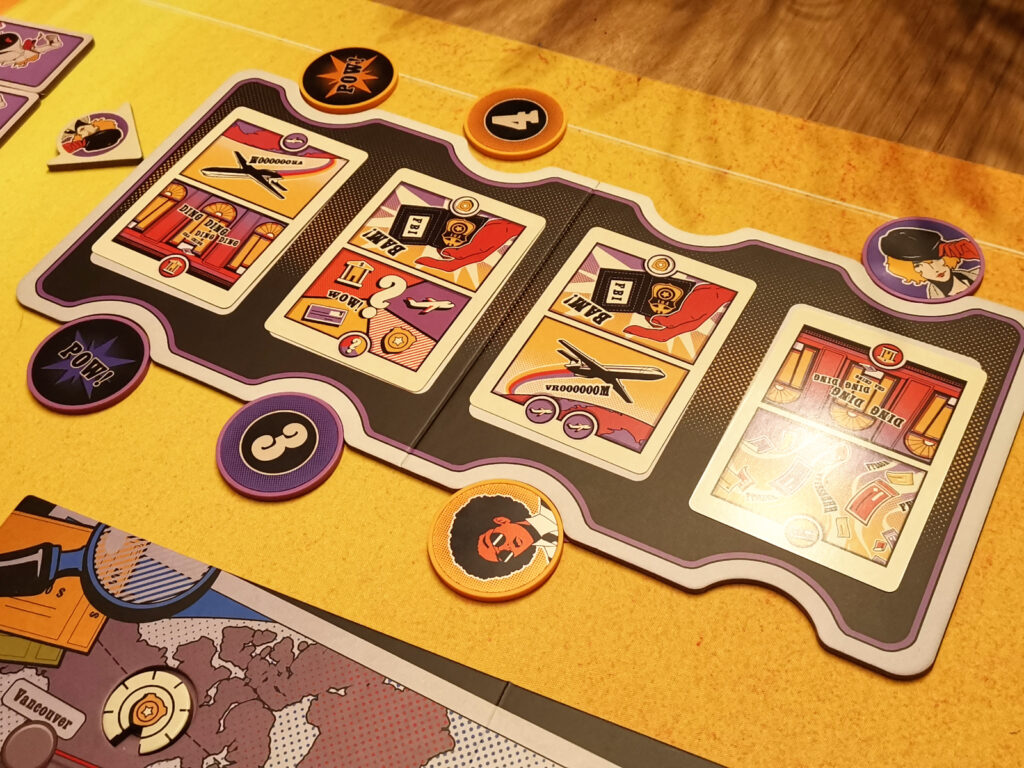 Le plateau des cartes Actions de Red Notice et les jetons d'action des deux joueuses