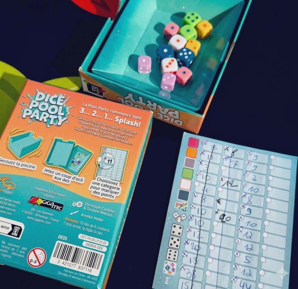 Dice Pool Party la boîte du jeu Gigamic avec les 12 dés colorés et la fiche de points. 