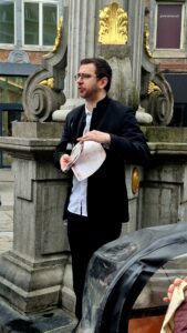 Lupin dans la Ville, Un animateur fait le briefing