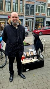 Lupin dans la Ville, un animateur attend les groupes pour leur fournir le matériel du jeu