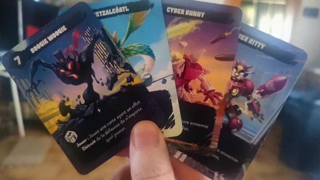 Une main de cartes dans mindbug